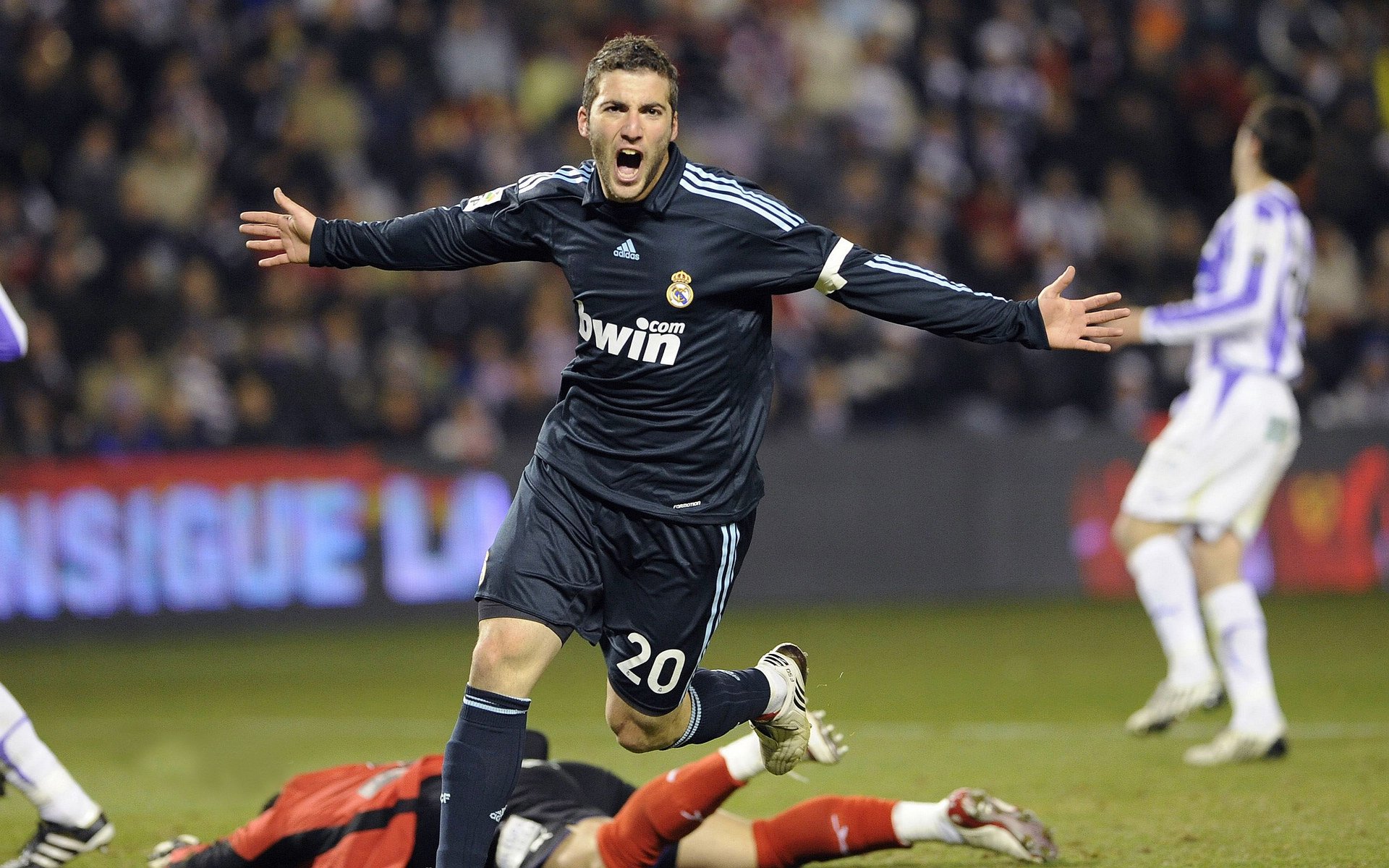 新晋足球教练打造团队,力争联赛佳绩,足球队教练团队